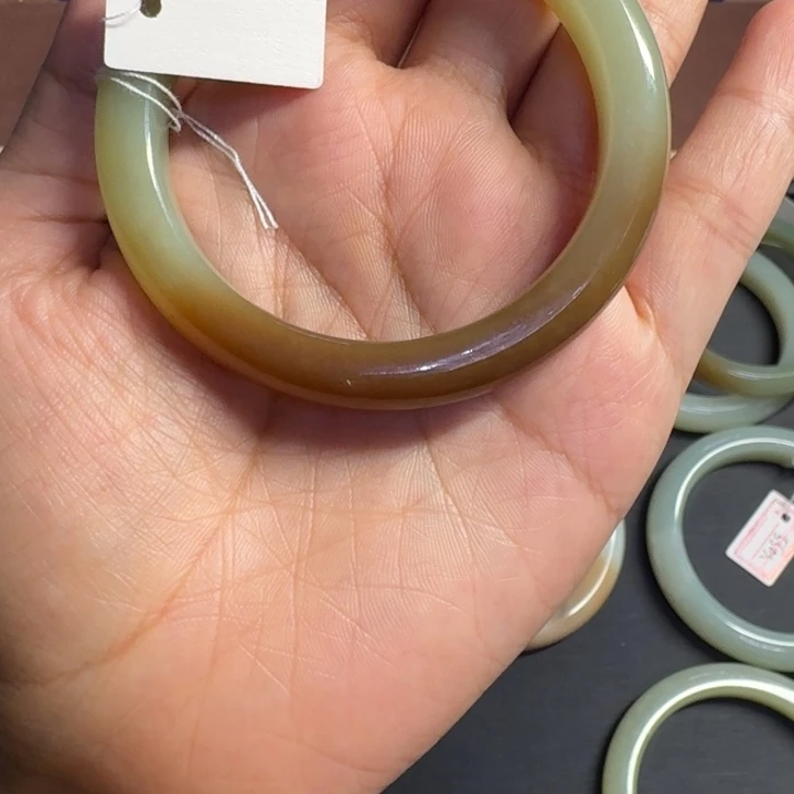 爱***姐和田玉（糖玉）手镯未镶嵌