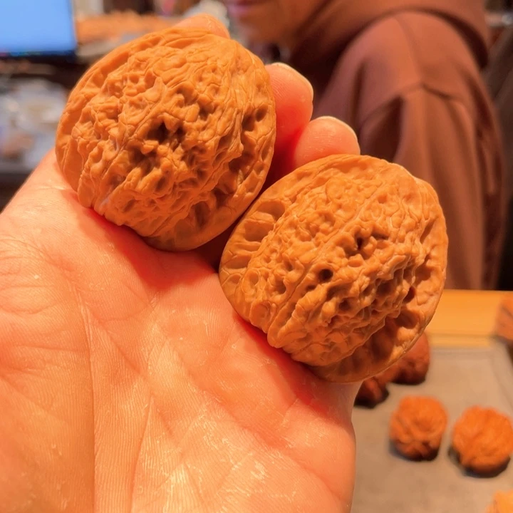 文玩核桃把件闷尖虎头规格44