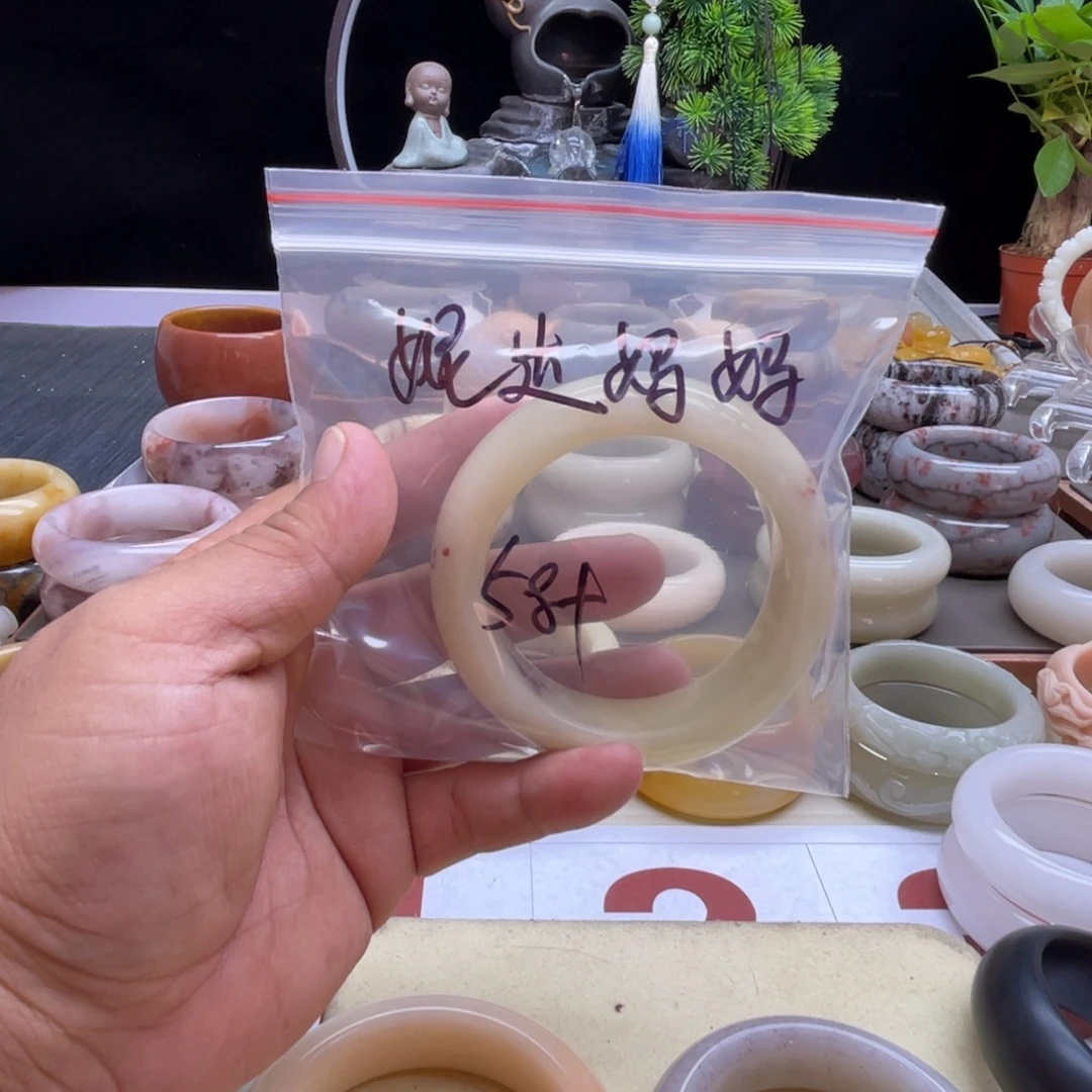 妮***妈未镶嵌手镯石英质玉（佘太翠）