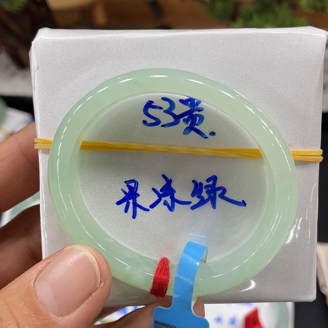 翡翠手镯未镶嵌翡翠