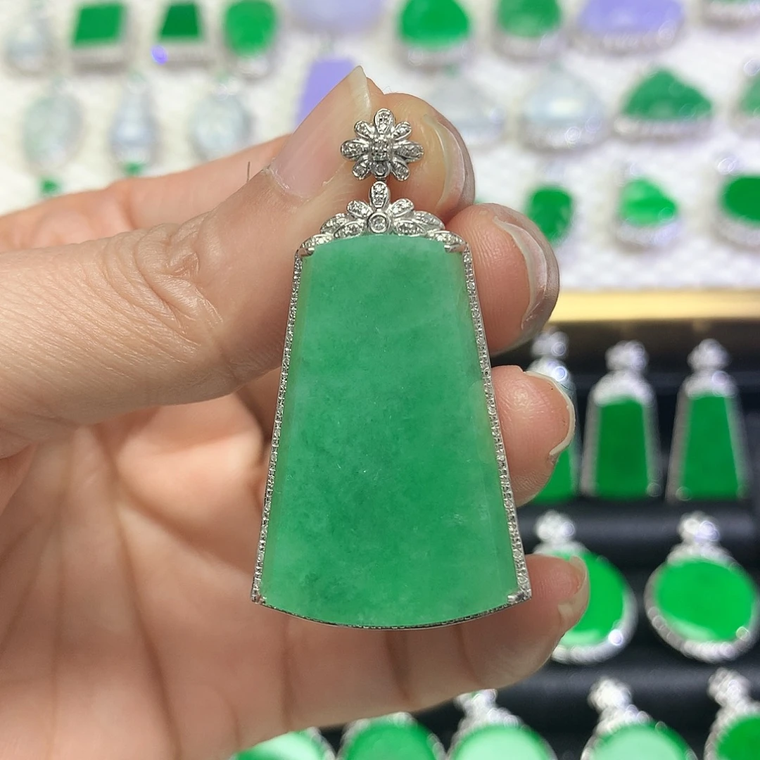 颈饰18K金镶嵌翡翠吊坠