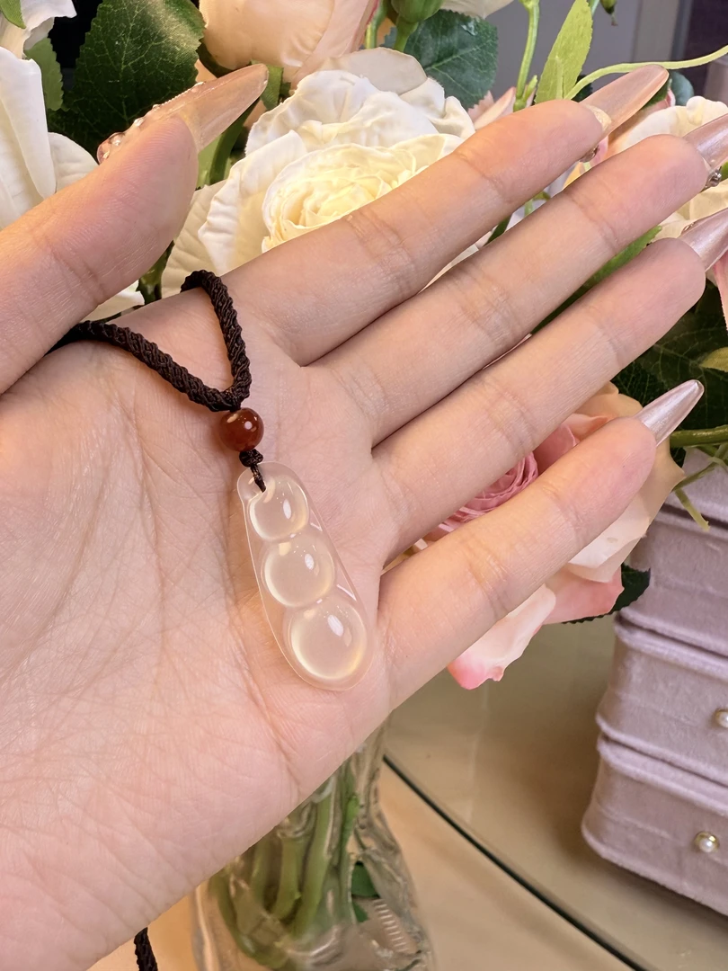 天然玛瑙玉髓玉吊坠四季平安福豆国风项链女款送女友闺蜜惊喜礼物