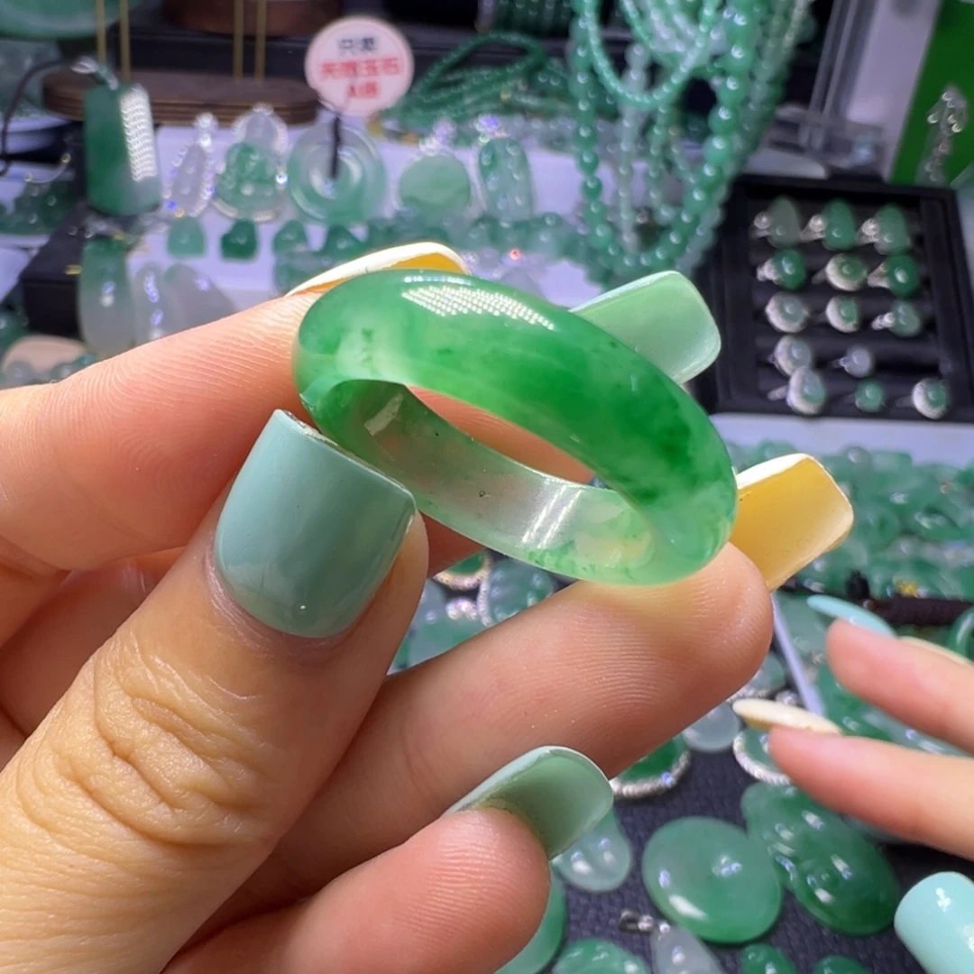 石英质玉（非洲翠）未镶嵌颈饰