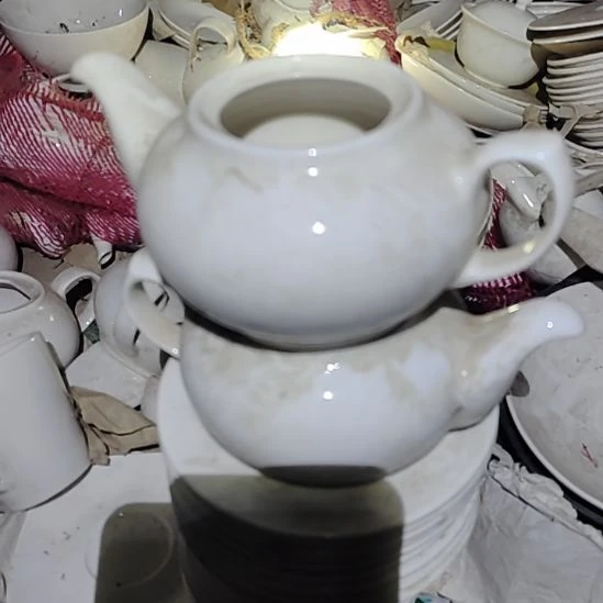 瓷发两个，茶壶，国营四厂库存