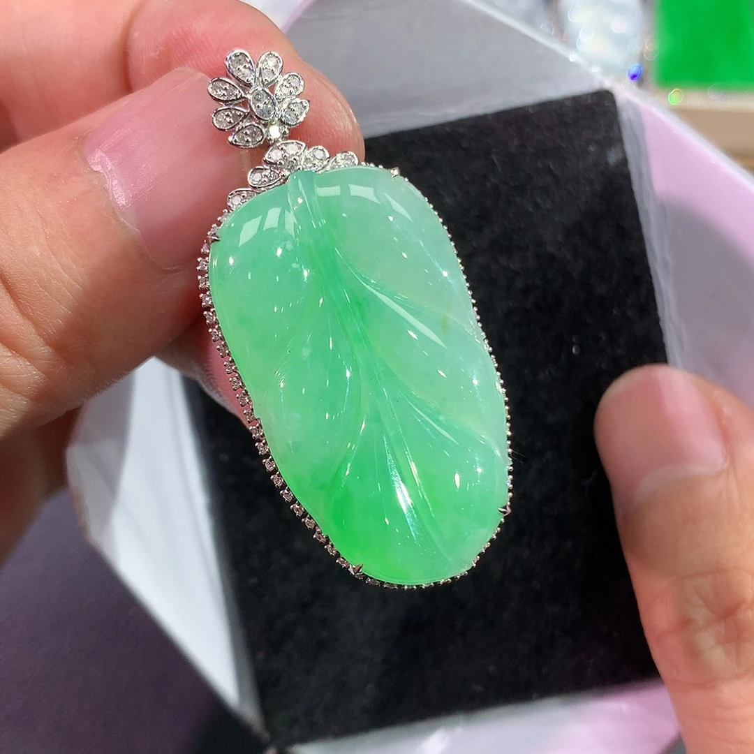 翡翠吊坠(赠链)18K金镶嵌