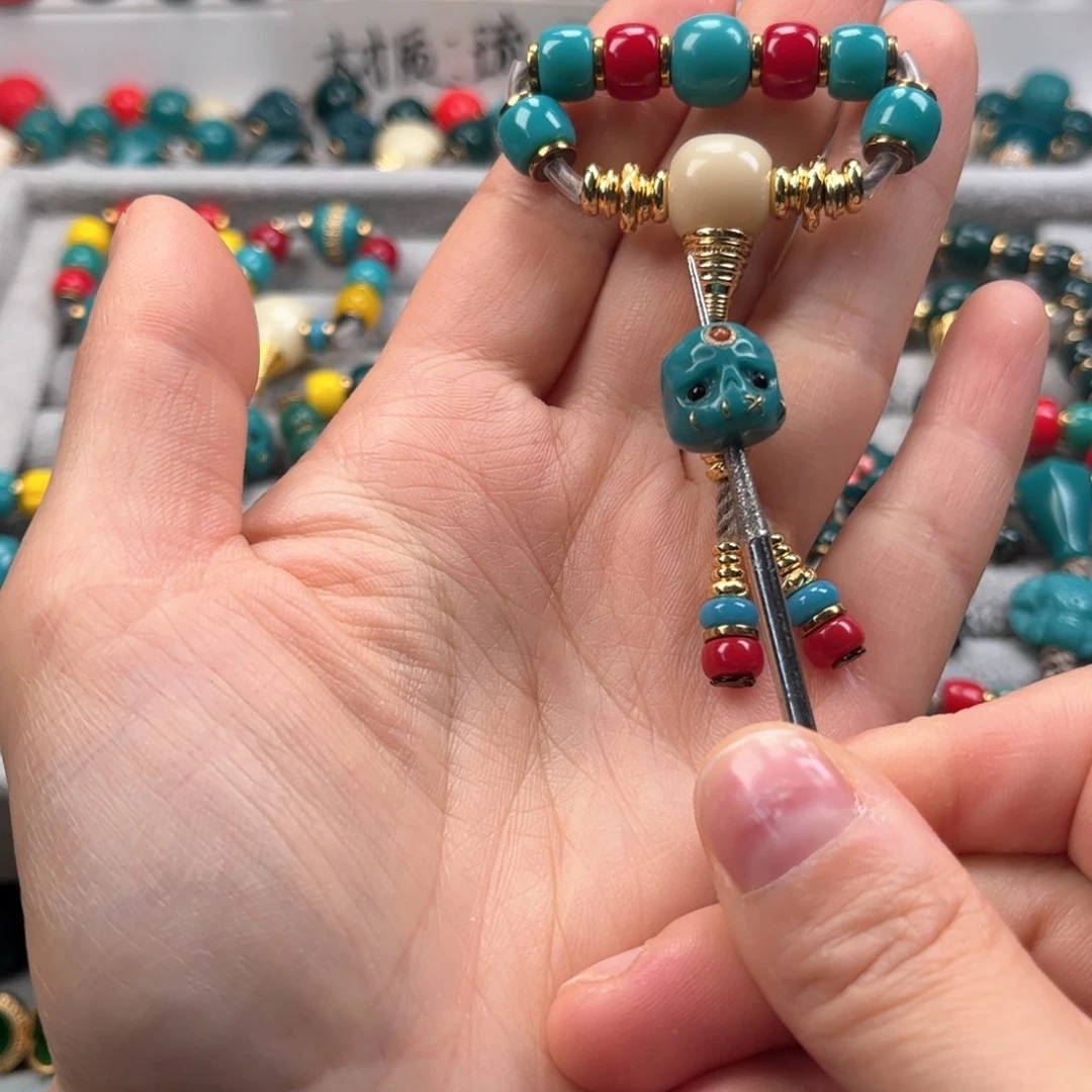 琉璃颈饰上***根琉璃配饰