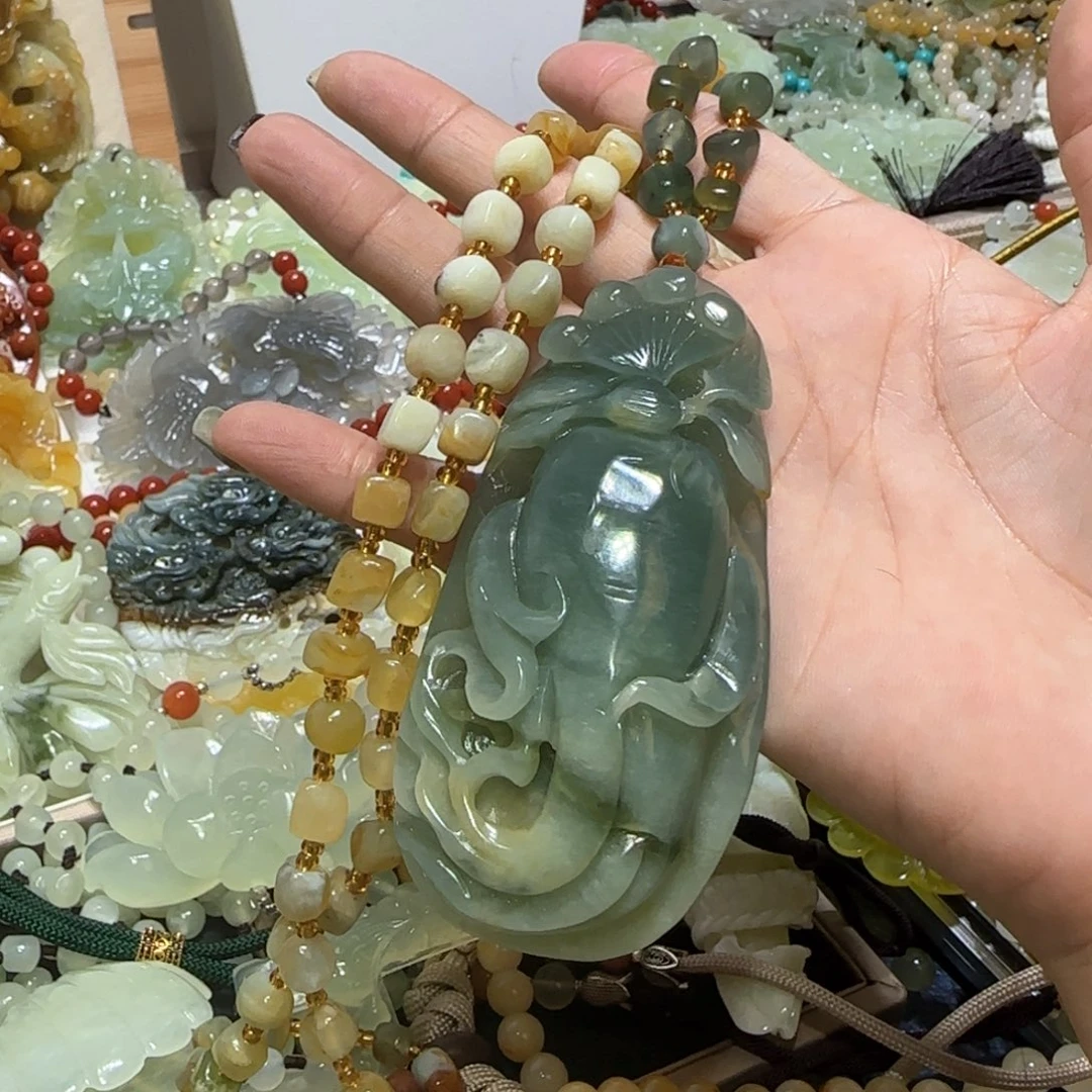 未镶嵌蛇纹石玉吊坠