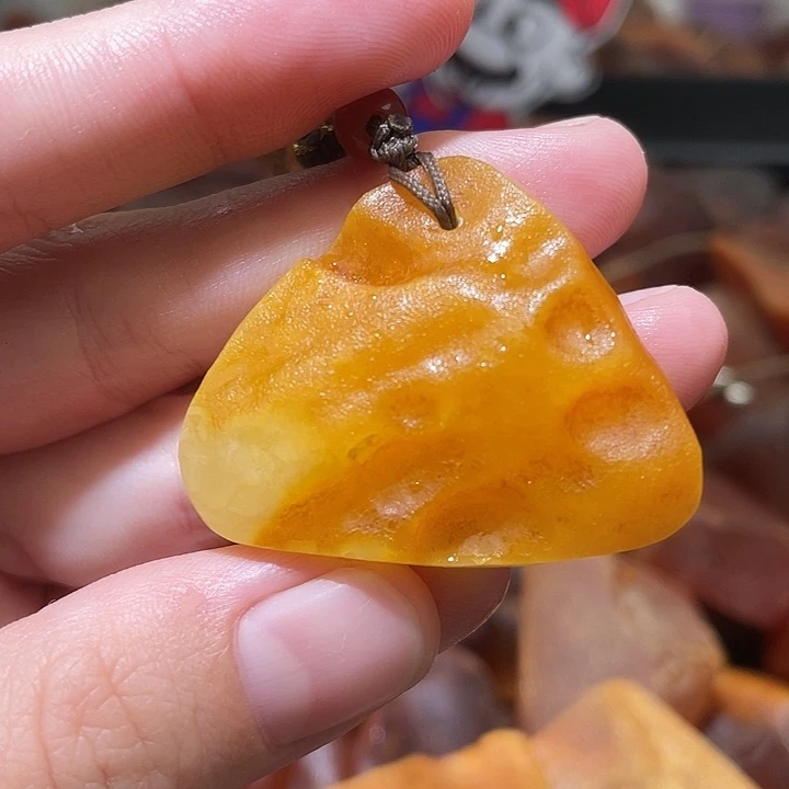 裸石琥珀未镶嵌奶酪牌子