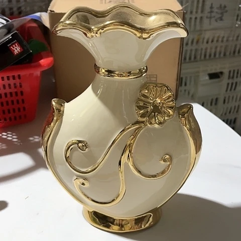微瑕，不能明火，口径12厘米，高度23花瓶