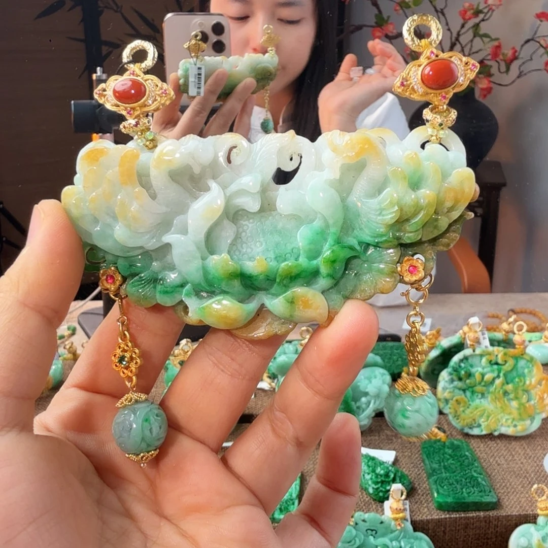 翡翠未镶嵌吊坠(赠链)