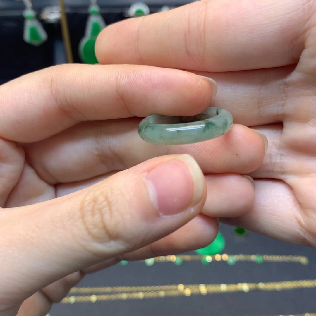 翡翠未镶嵌戒圈有纹裂