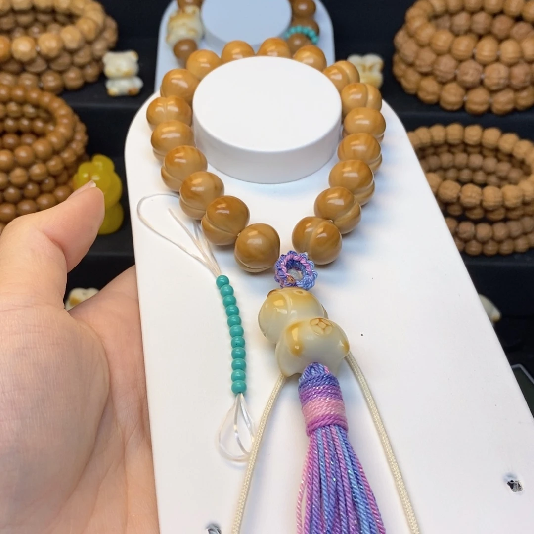 葛***.吊坠猴头核桃反油屁桃➕配饰