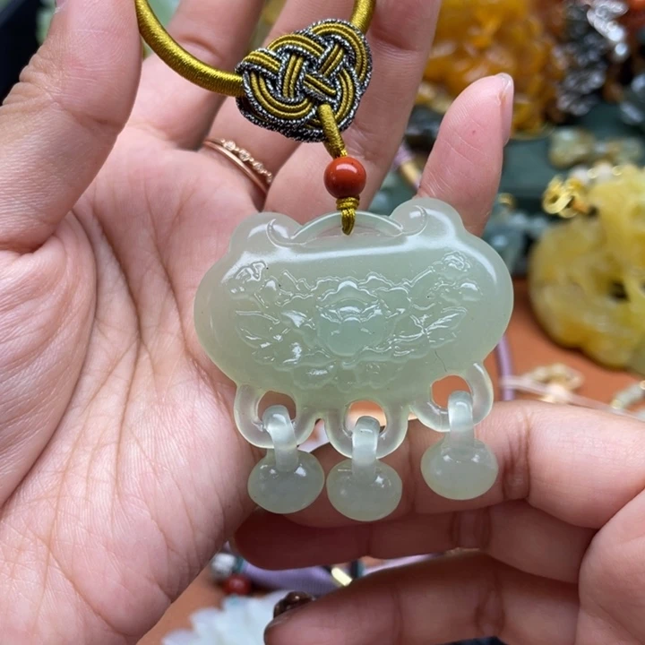 蛇纹石玉未镶嵌吊坠