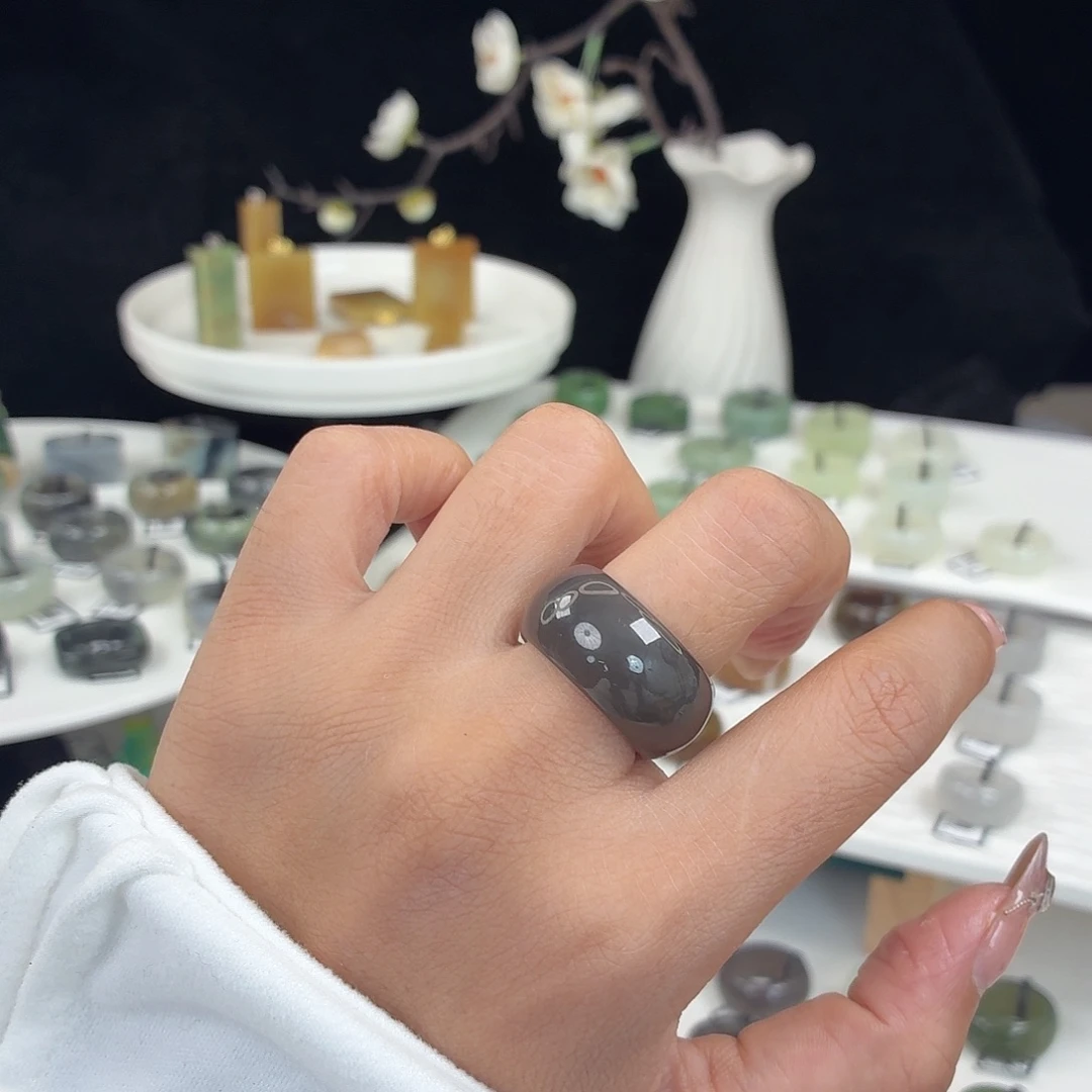 和田玉（糖玉）未镶嵌戒指Q61烟灰轮胎17.6不退换