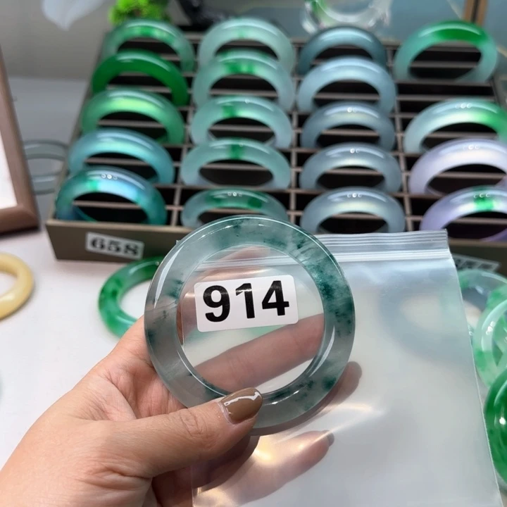 玉P****.时尚飘花手镯914