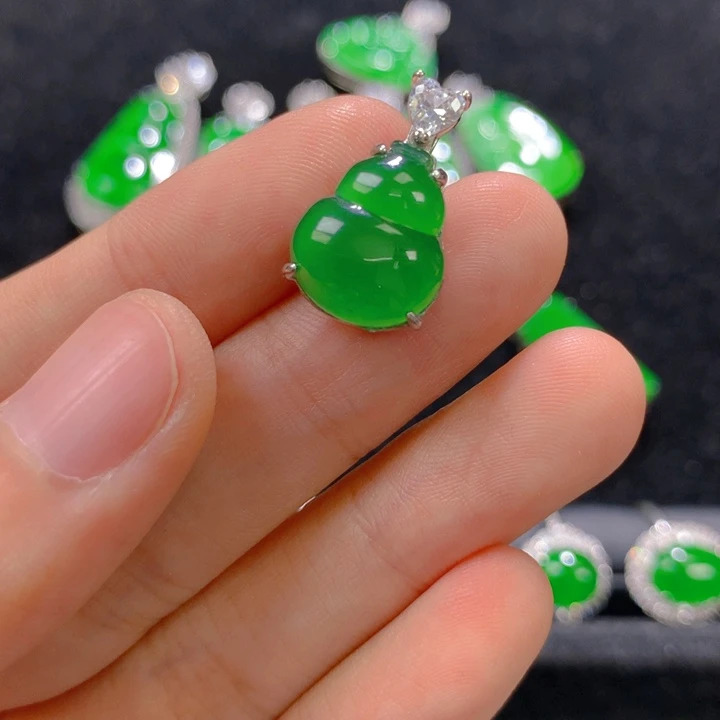 翡翠银S925镶嵌颈饰一个