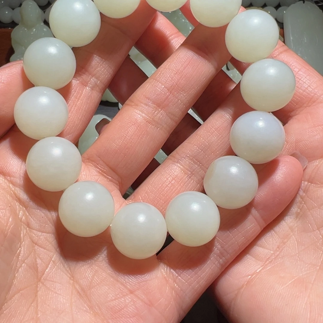 修***逸和田玉未镶嵌颈饰