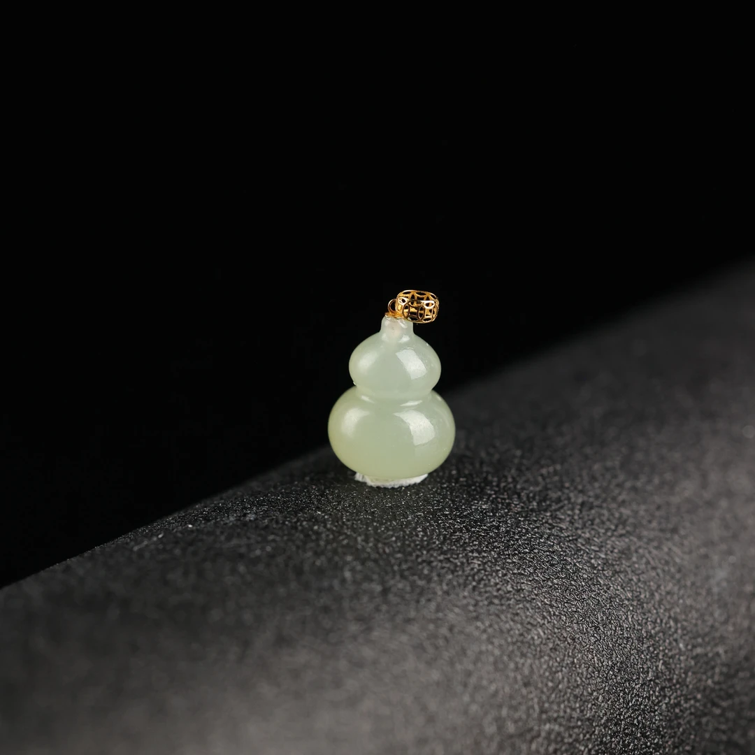 [名珏珠宝]18k金和田玉晴水葫芦吊坠-D9398-雨
