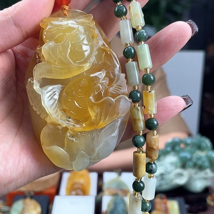 蛇纹石玉颈饰未镶嵌