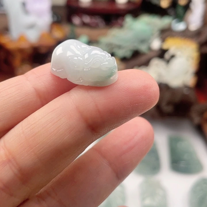 翡翠未镶嵌颈饰貔貅