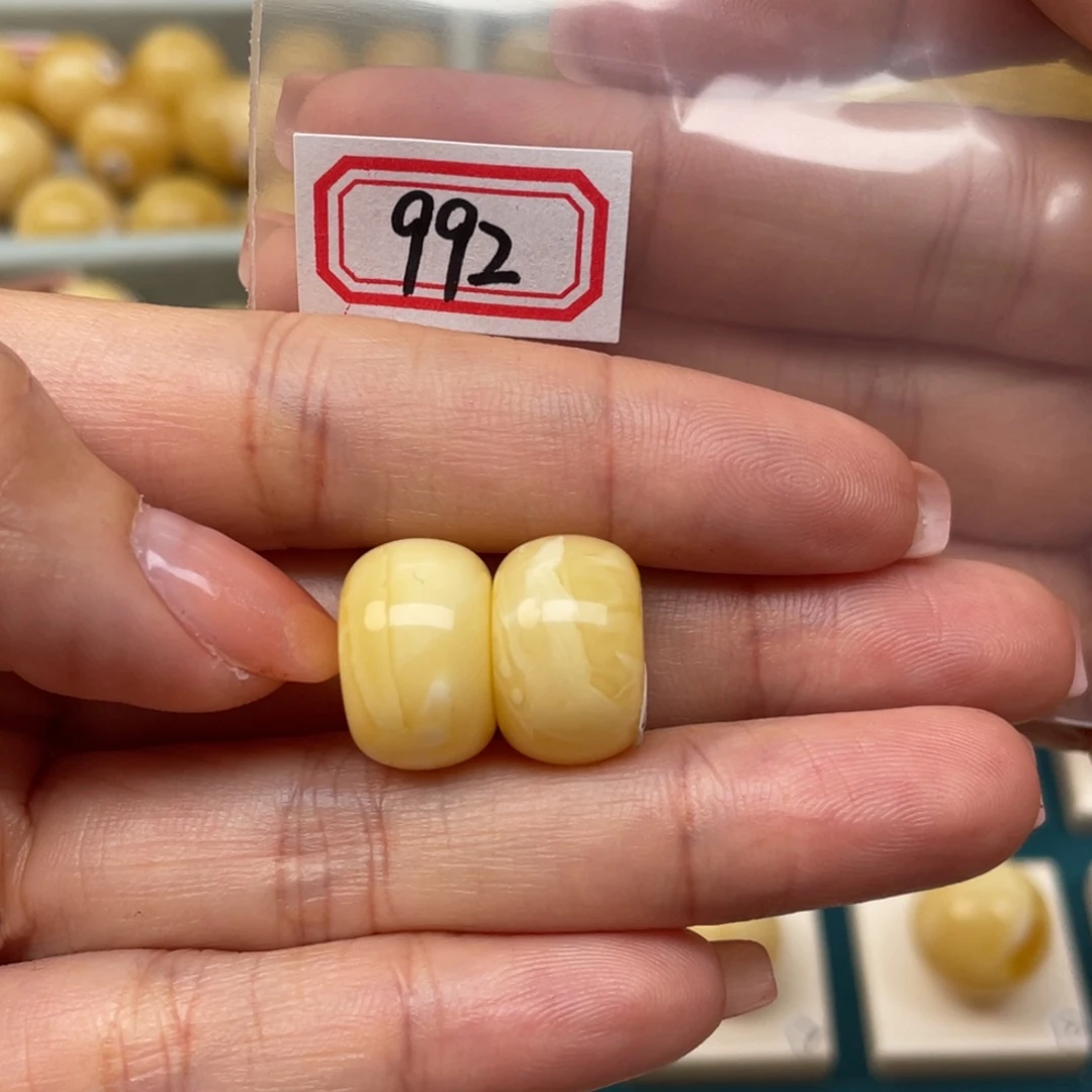 蜜蜡裸石未镶嵌拖****突16+蜜蜡
