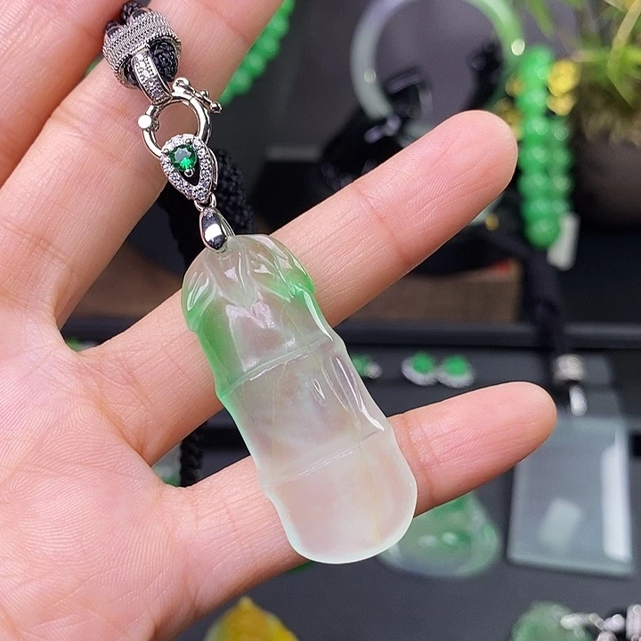 翡翠未镶嵌吊坠(赠链)