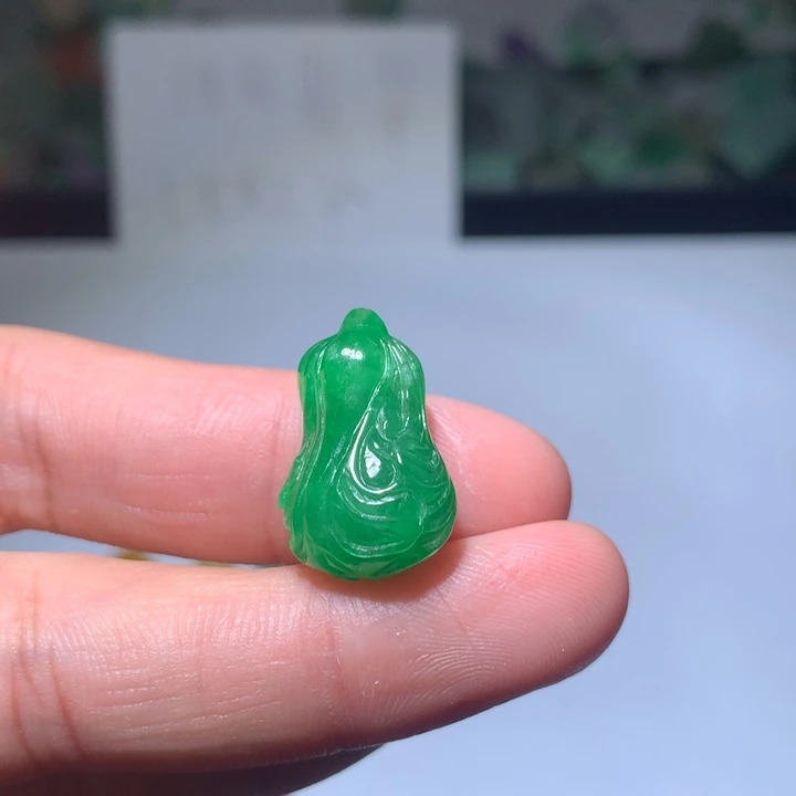 随****翡翠未镶嵌颈饰挂件