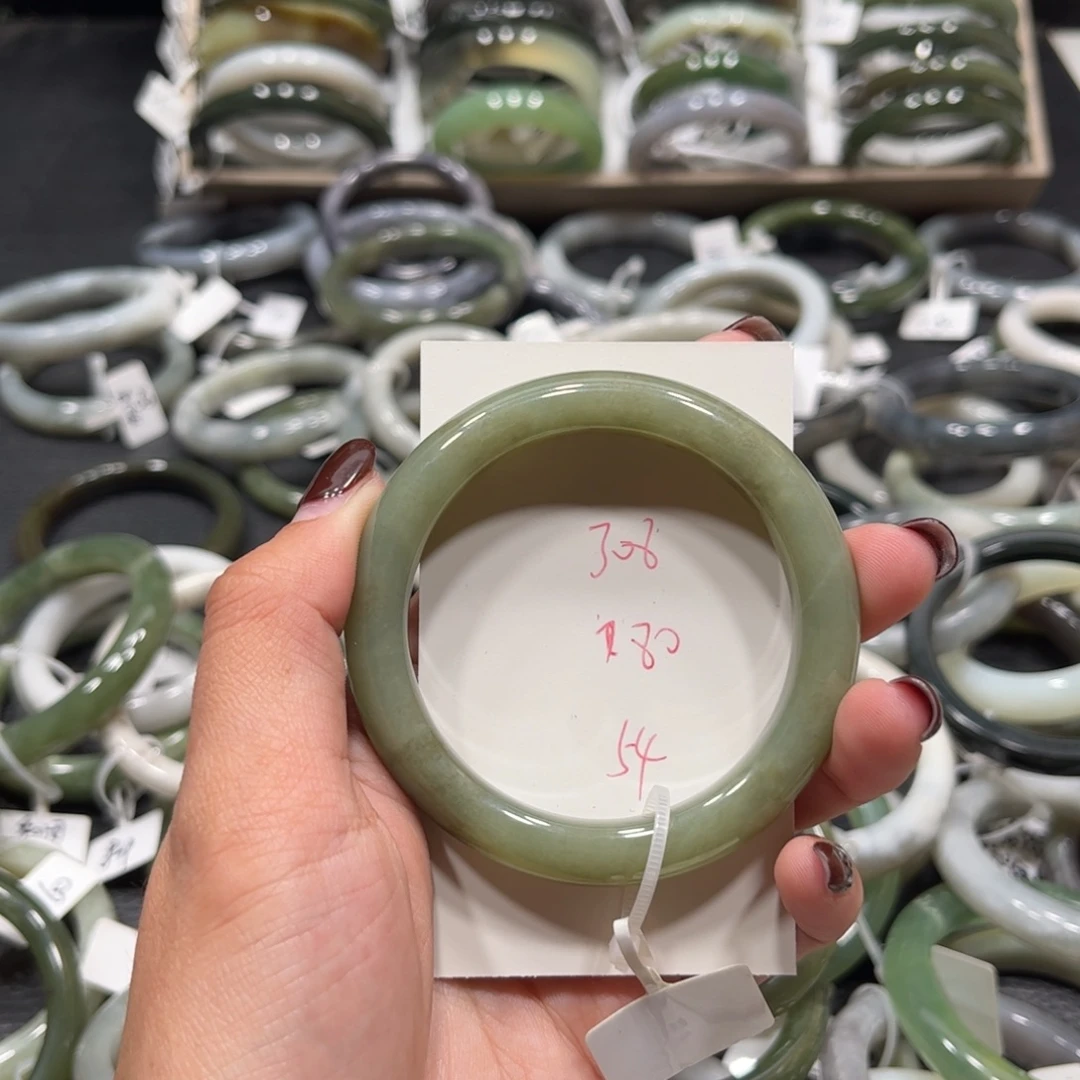 懒***猫和田玉未镶嵌手镯