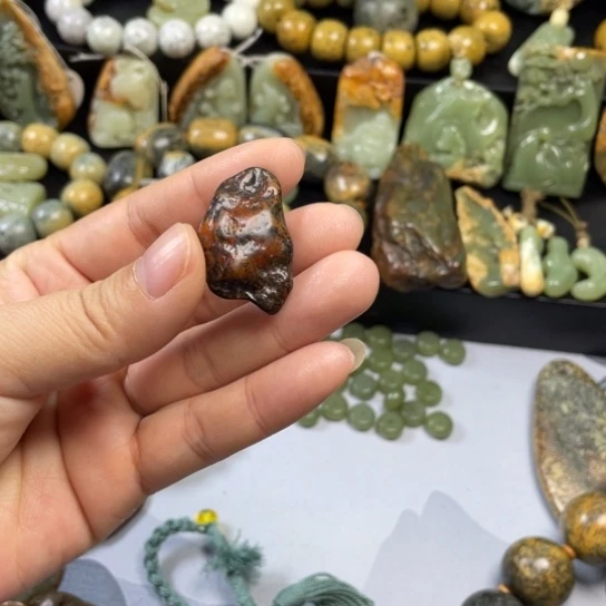 透闪石质玉吊坠未镶嵌