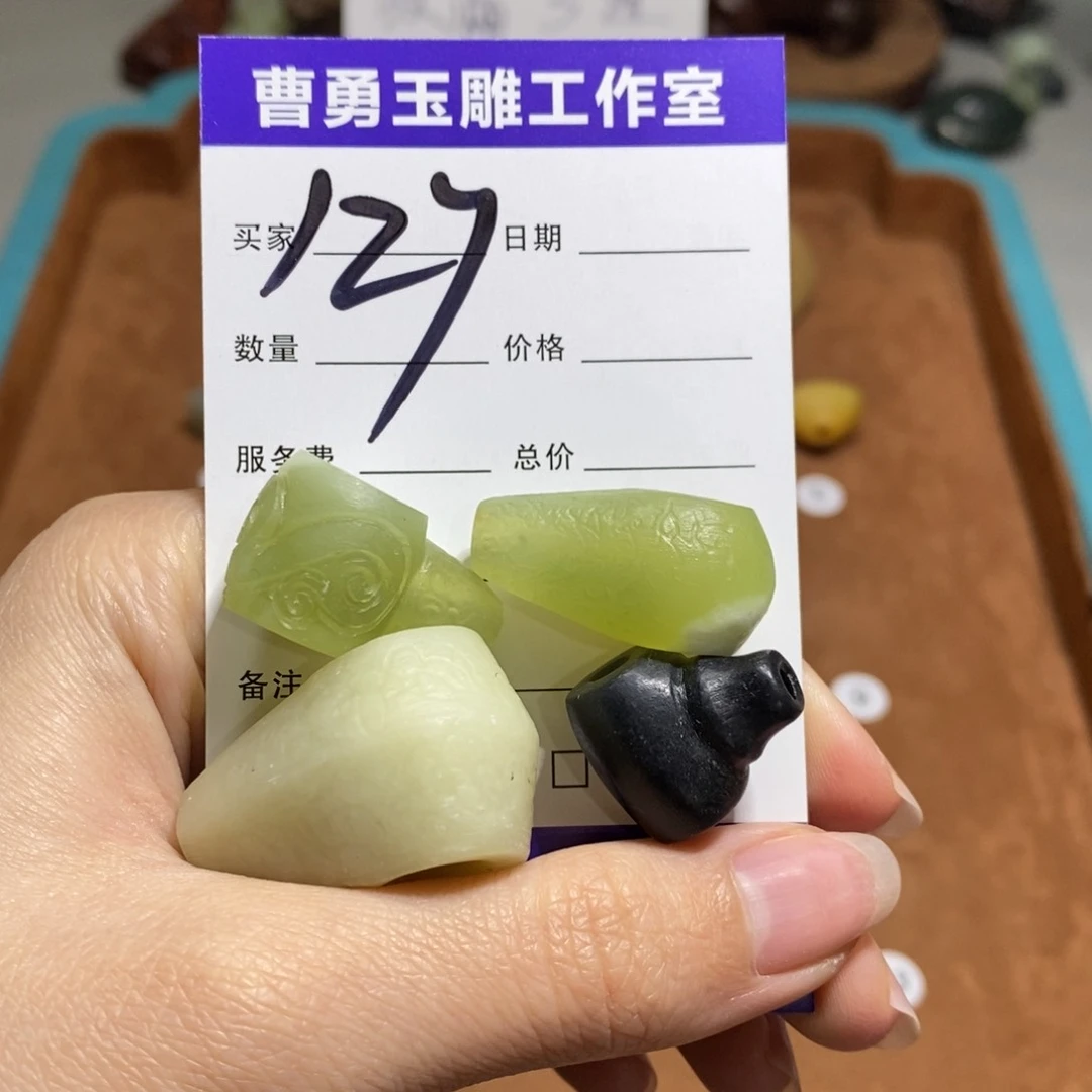 蛇纹石玉未镶嵌颈饰方**里