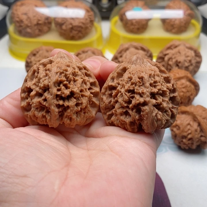 文玩核桃吊坠给***肠满天星