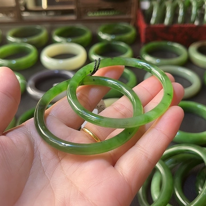 和田玉（碧玉）未镶嵌手镯多样发其一