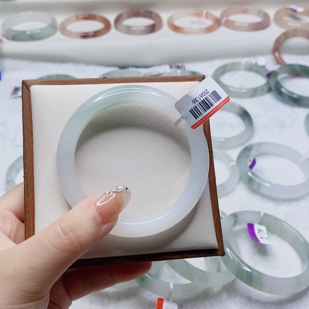 ****喜石英质玉手镯未镶嵌