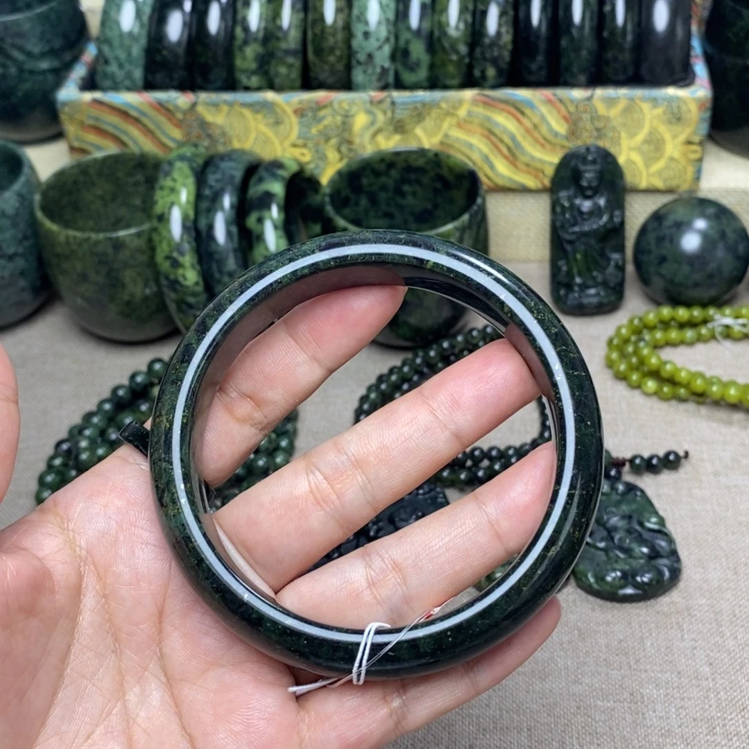 蛇纹石玉未镶嵌镯子非****妹