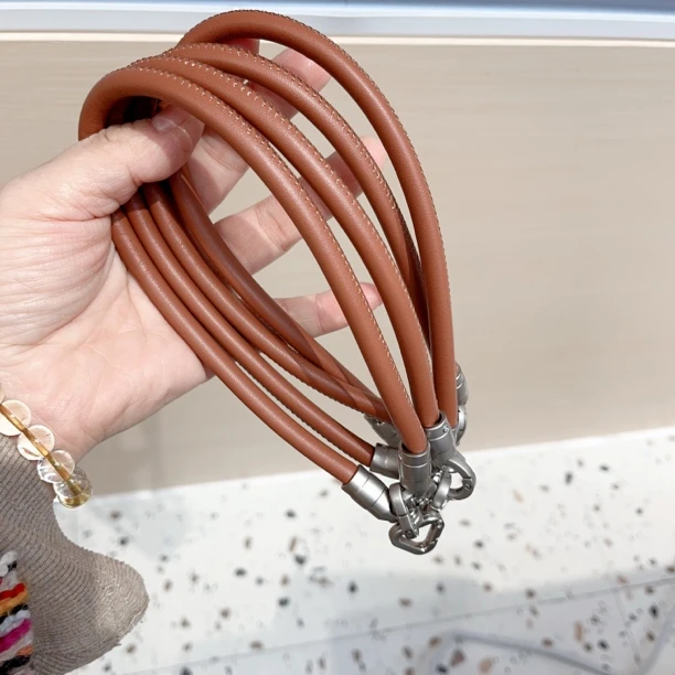 S481咖色皮皮手机链