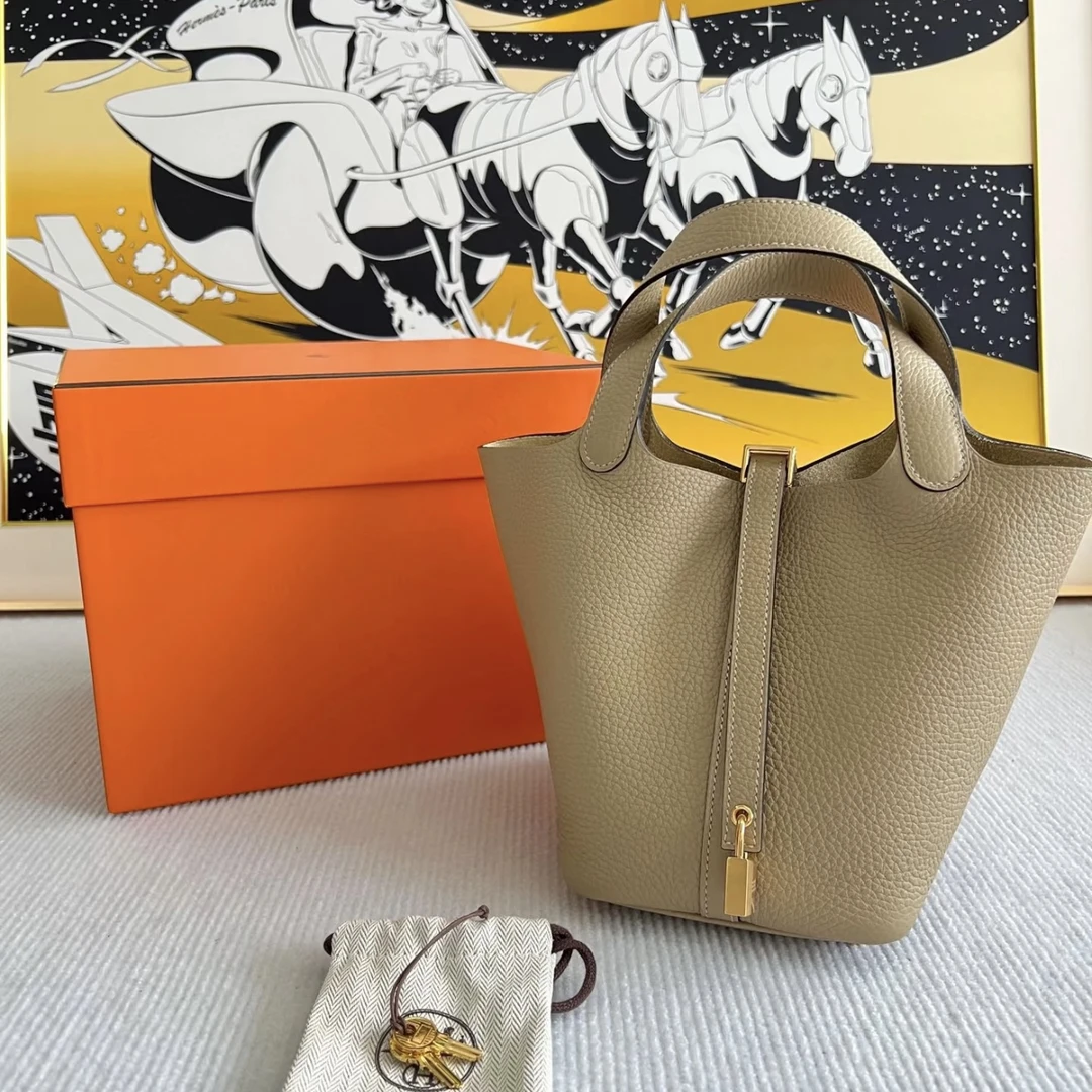 未使用 Hermes/爱马仕 青奢荟/爱马仕菜篮子风衣灰金扣/K刻/92330