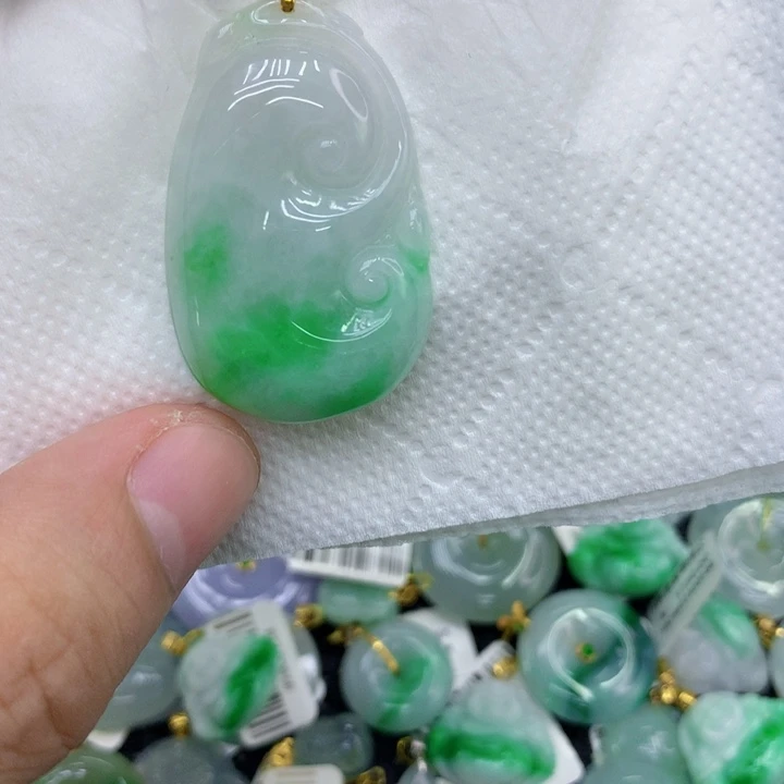 颈饰18K金镶嵌翡翠