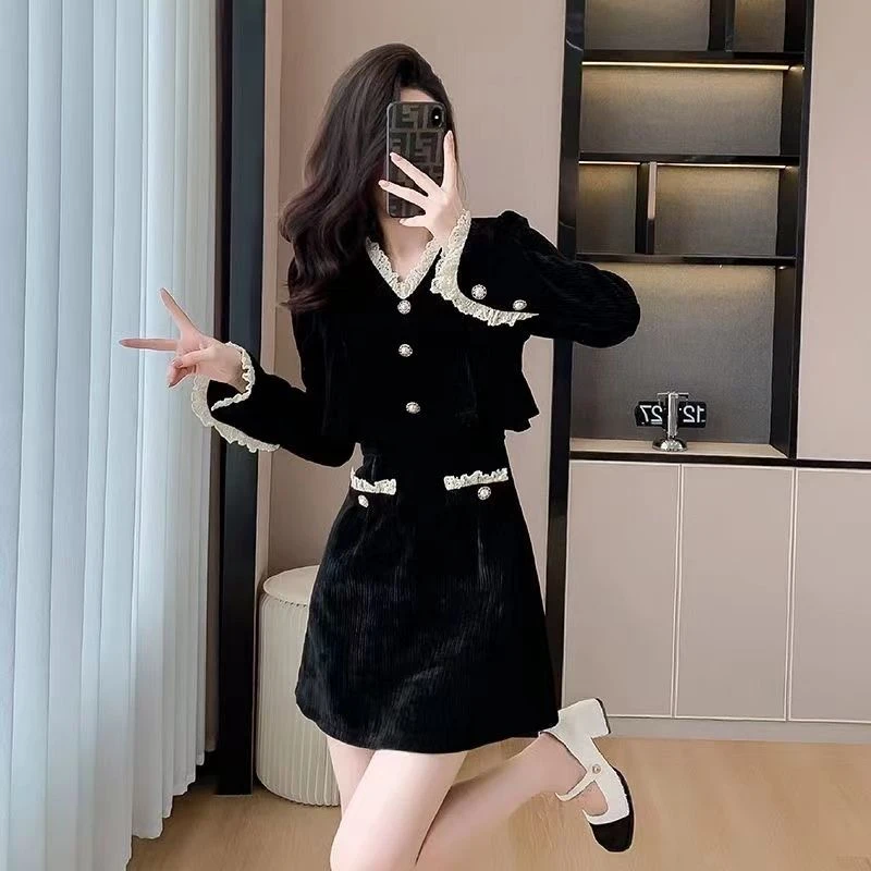 赫本风黑色大码假两件v领连衣裙女秋冬季新款小香风灯芯绒A字裙子