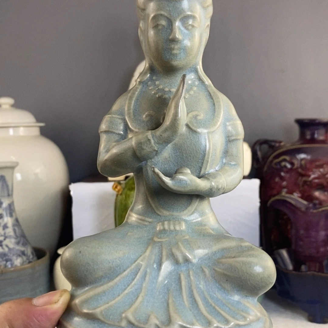天蓝色的人物像摆件