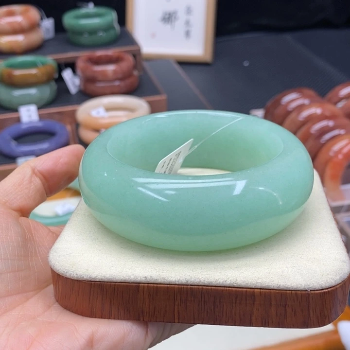 蓝***冰石英质玉未镶嵌手镯