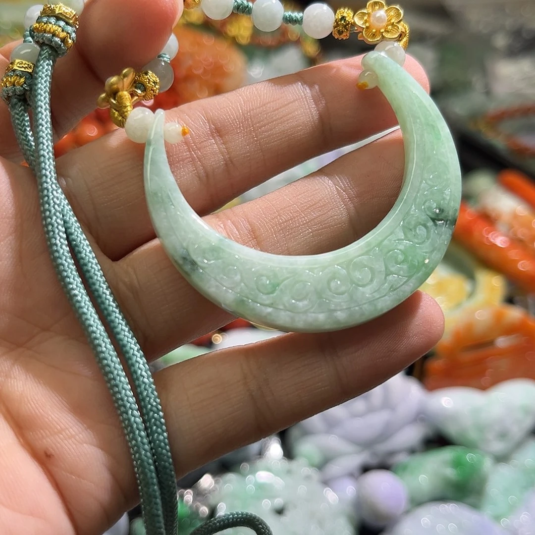 翡翠未镶嵌颈饰待编织