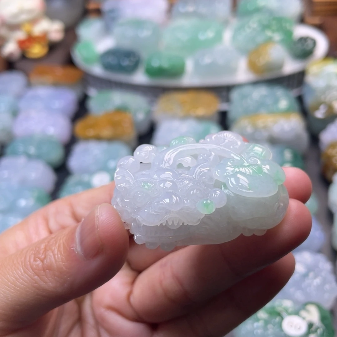 翡翠未镶嵌颈饰貔貅