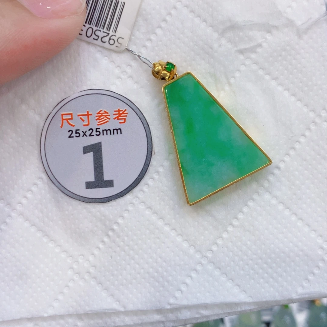 颈饰18K金镶嵌翡翠无事牌