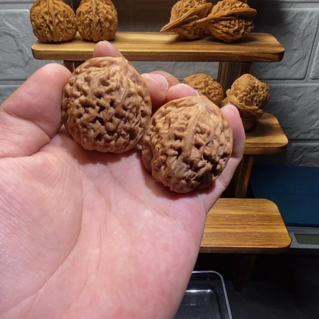 文玩核桃吊坠山地红皮莲花37微修