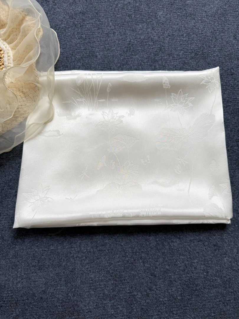 白色荷花  提花段 厚度30姆米   宽幅140cm