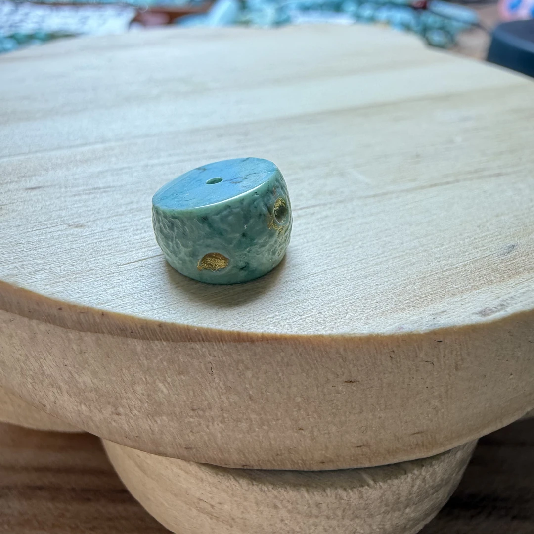 原矿纯天然菜籽绿大肠墩子10.2×6.7mm玉化料做地大证书配串百搭