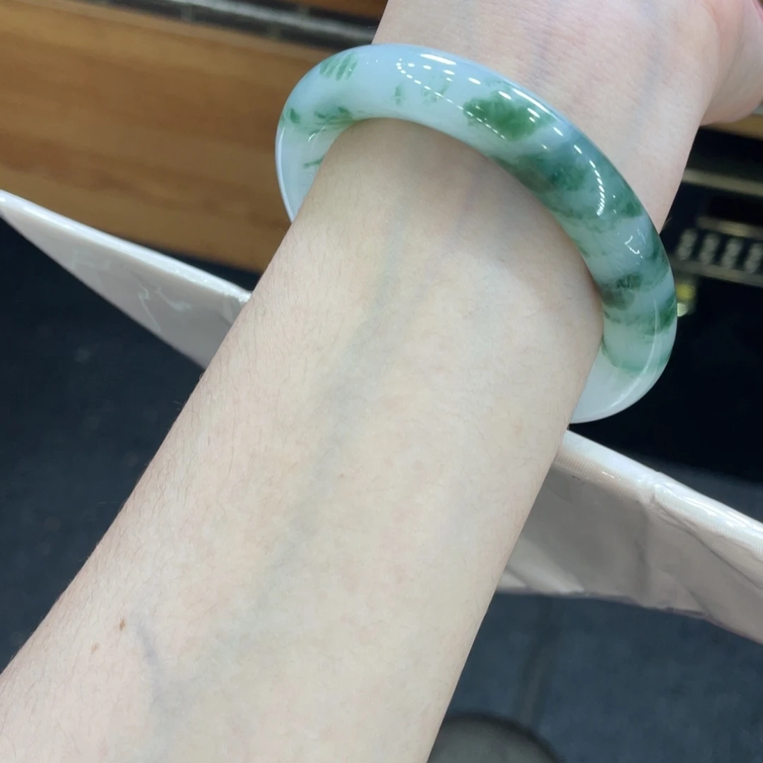 未镶嵌手镯翡翠52.3圆条，牛奶底飘花，半山水