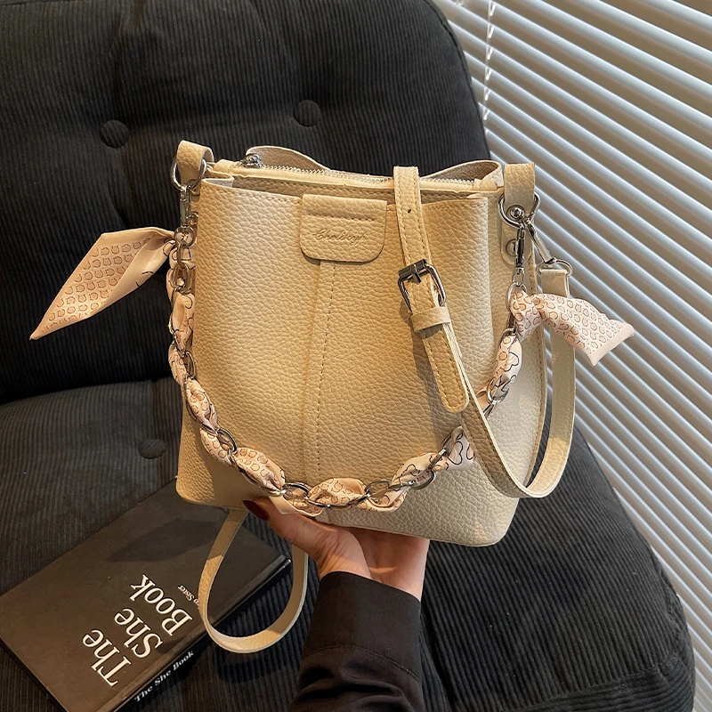 今年流行的包包女式2025新款高级感超火单肩包质感百搭斜挎水桶包