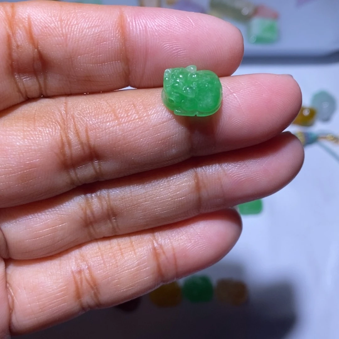 颈饰未镶嵌翡翠?