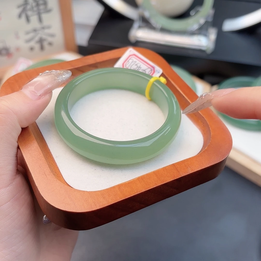 石英质玉未镶嵌手镯1